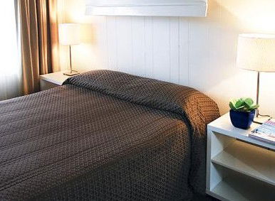 Club Motel - Sunshine Coast Guide 1