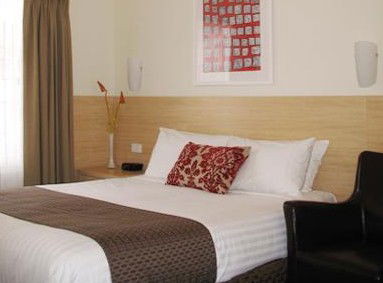 Club Motel - Sunshine Coast Guide 2