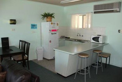 Zorba Motel - Sunshine Coast Guide 1