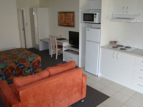 Dunsborough Central Motel - Sunshine Coast Guide 3