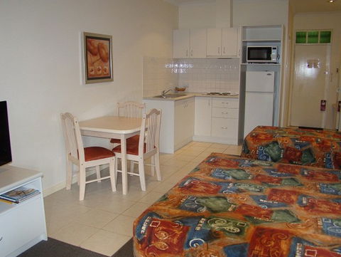 Dunsborough Central Motel - Sunshine Coast Guide 5