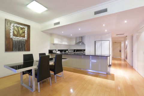 Antonas Verandah Apartments - Sunshine Coast Guide 3