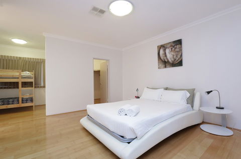 Antonas Verandah Apartments - Sunshine Coast Guide 5