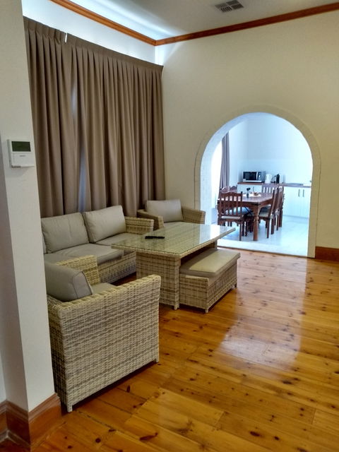 Adelaide Hills Birdwood Cottage - Sunshine Coast Guide 0