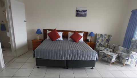 Airlie Court Units - Sunshine Coast Guide 0