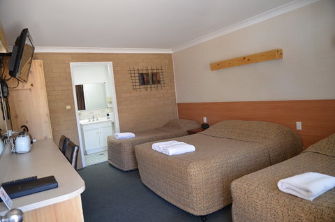 Alexander Motor Inn Moree - Sunshine Coast Guide 0