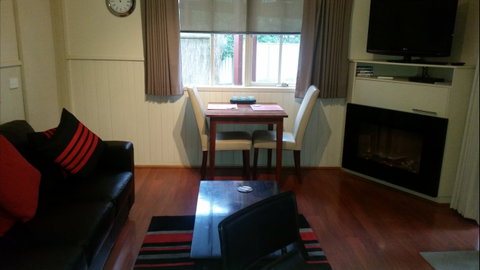 Alpine Country Cottages: Studio 3 - Sunshine Coast Guide 2