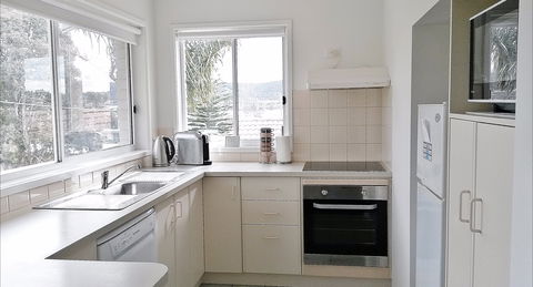 Beachcomber Apartments - Sunshine Coast Guide 2