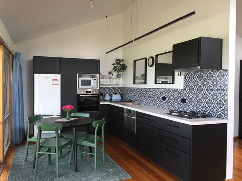 Black Cockatoo Cottages - Sunshine Coast Guide 2