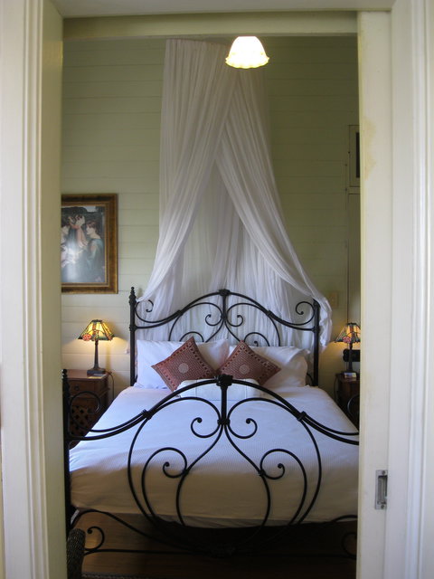 Classique Bed And Breakfast - Sunshine Coast Guide 1