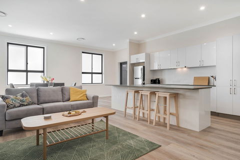 Crooked Lane - Sunshine Coast Guide 0