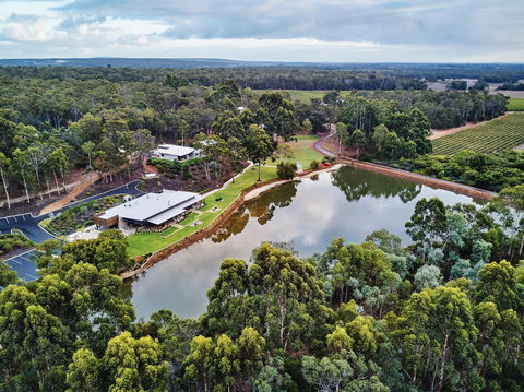 Eight Willows Retreat - Sunshine Coast Guide 0