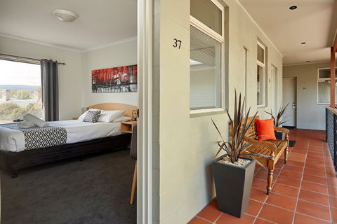 Elphin  Motel & Serviced Apartments - Sunshine Coast Guide 1