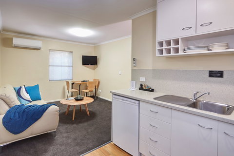 Elphin  Motel & Serviced Apartments - Sunshine Coast Guide 2