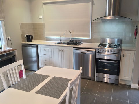 High Peaks Cottages - Sunshine Coast Guide 2