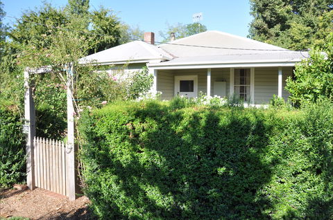 Honeysuckle Cottage - Sunshine Coast Guide 2