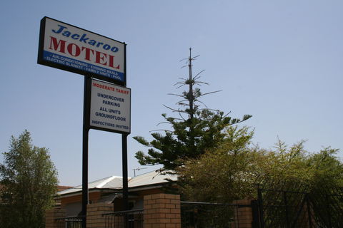 Jackaroo Apartments - Motel - Sunshine Coast Guide 1