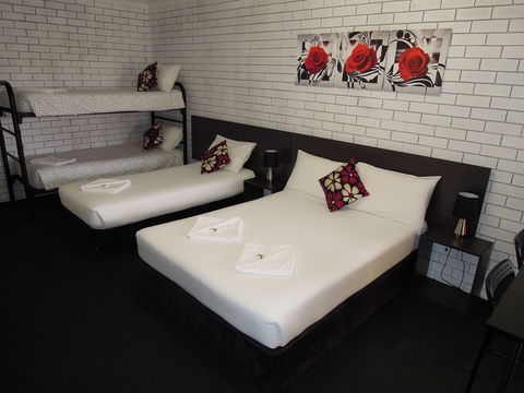 Jackaroo Apartments - Motel - Sunshine Coast Guide 2