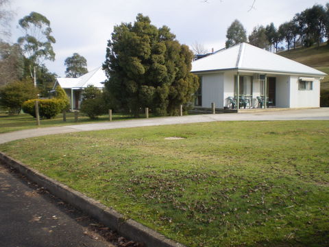 Khancoban Rose Holiday Units - Sunshine Coast Guide 1