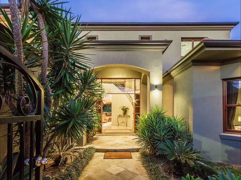 Lakeland Keys Broadbeach - Vogue Holiday Homes - Sunshine Coast Guide 2