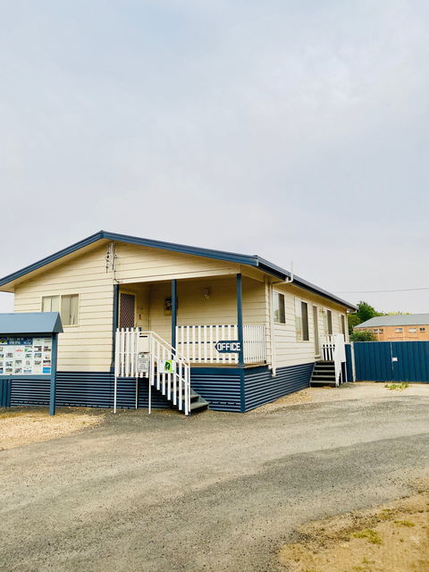 Molong Caravan Park - Sunshine Coast Guide 2
