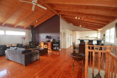 Pelican Sands Bed & Breakfast - Sunshine Coast Guide 1