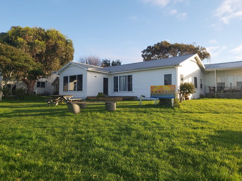 Surfside Backpacker - Sunshine Coast Guide 0