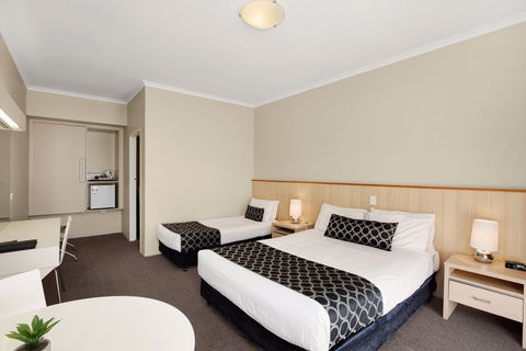 Adelaide Road Motor Lodge - Sunshine Coast Guide 0
