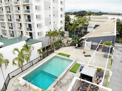 Adventurers Backpackers Resort - Sunshine Coast Guide 1