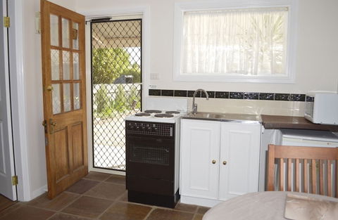 Almond Tree Cottage - Sunshine Coast Guide 2