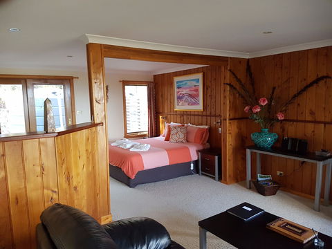 Bed In The Treetops - Sunshine Coast Guide 1