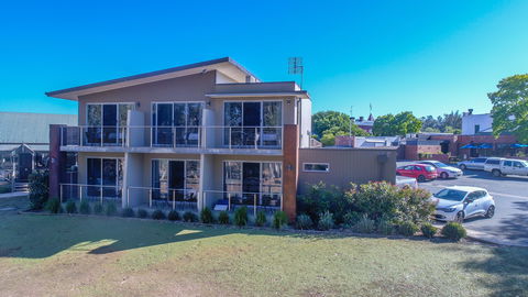 Campaspe Lodge At The Echuca Hotel - Sunshine Coast Guide 1