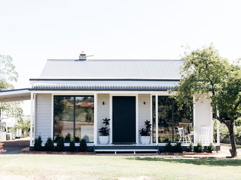 Chic Country Cottage With Vineyard Views - Sunshine Coast Guide 0