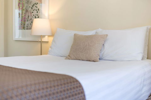 Club Motel And Apartments - Sunshine Coast Guide 1