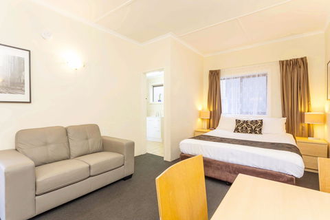 Club Motel And Apartments - Sunshine Coast Guide 2