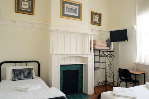 Hotel Claremont Guest House - Sunshine Coast Guide 2