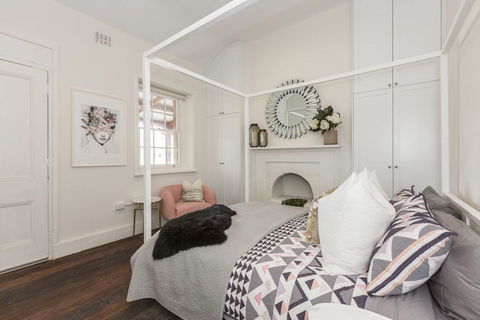 Landmark 1850s Family Fremantle Home - Sunshine Coast Guide 1