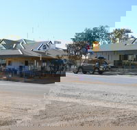 Lyndhurst Hotel Roadhouse Motel  Caravan Park - Sunshine Coast Guide