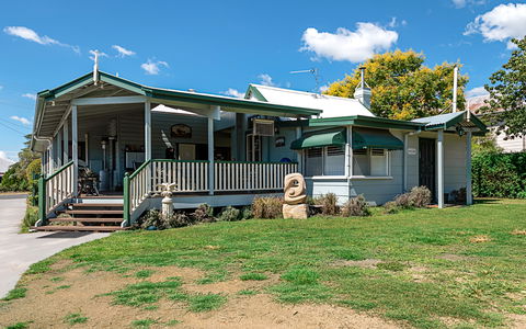 Pitstop Lodge B & B - Sunshine Coast Guide 2