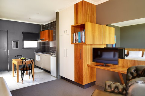 Riverview Hotel - Sunshine Coast Guide 1