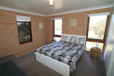 Snapper Lodge Waterfront - Sunshine Coast Guide 2