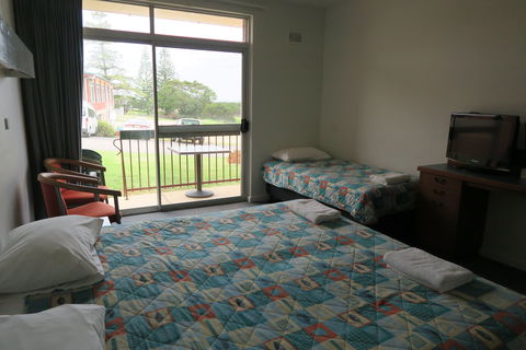 Tathra Hotel - Motel - Sunshine Coast Guide 2