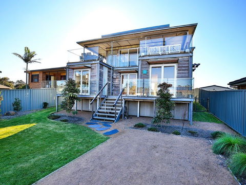 The Palings: Pet Friendly Holiday Home - Sunshine Coast Guide 0