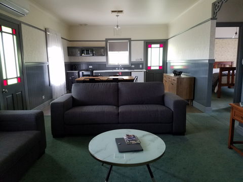 Wagga Wagga Country Cottages - Sunshine Coast Guide 0