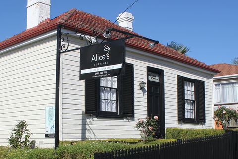 Alice's Cottages - Sunshine Coast Guide 0