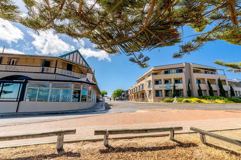 Aurora Ozone Hotel - Sunshine Coast Guide 0