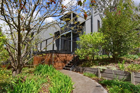 Cloudsong Chalets - Sunshine Coast Guide 0