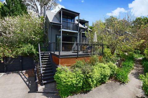 Cloudsong Chalets - Sunshine Coast Guide 2