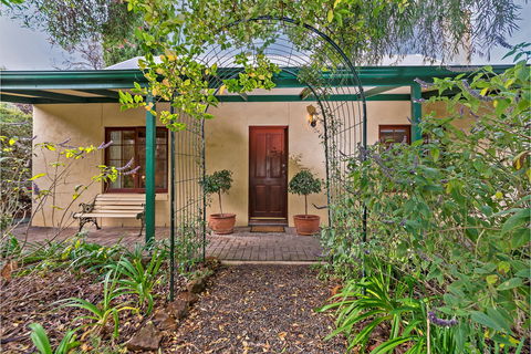 Country Pleasures Bed And Breakfast - Sunshine Coast Guide 1