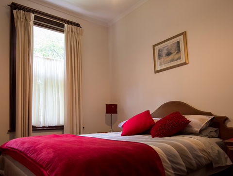 Creek Cottage Walhalla - Sunshine Coast Guide 1